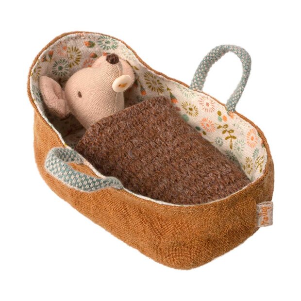 MAILEG - BABY MOUSE IN CARRYCOT 8 CM