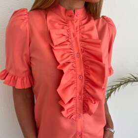 DESIGN BY LAERKE - THE QUEEN RUFFLE SKJORTE M/KORTE ÆRMER | CORAL