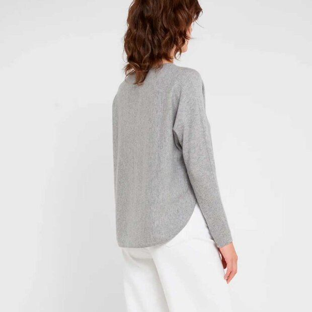 DAVIDA - CURVED CASHMERE SWEATER | LYS GRÅ