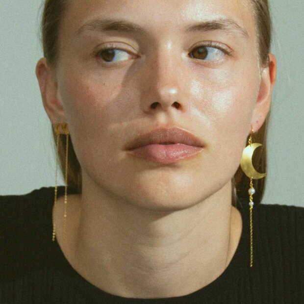 JANE KØNIG - HALF MOON EARRING W/PEARL CHAIN | FORGYLDT